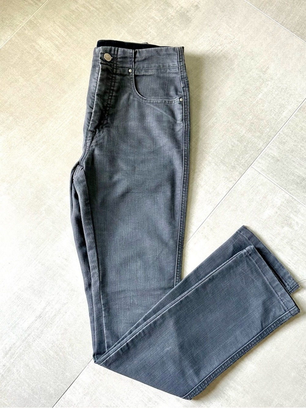 Women’s Straight Leg Jeans in Dark Gray